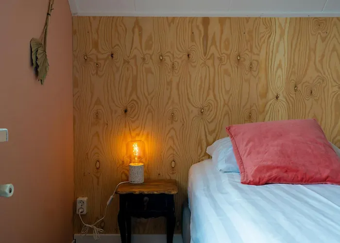 Mosselbank Beachside Retreat: Private Gardens Near Noordzeepark Ouddorp